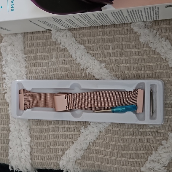 Fitbit Versa 2 Rose Gold, Extra bands - Picture 4 of 6